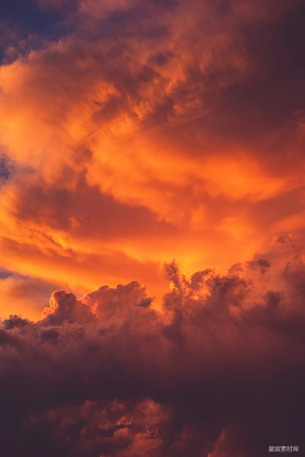 高清摄影 夕阳下的橙色和黑色云朵