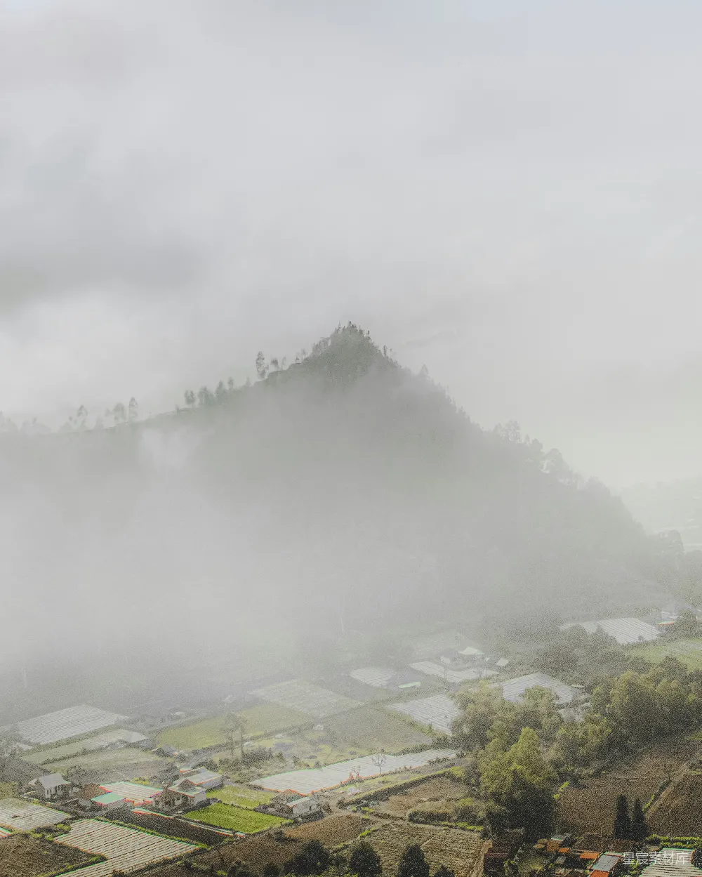 高清摄影  小城山顶的一幕雾景