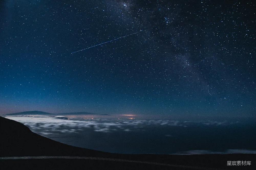 高清摄影 夜晚蓝黑色的天空中有星星和流星掉落。