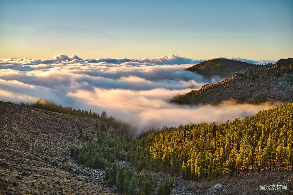 高清摄影 山峦间云雾缭绕的一景