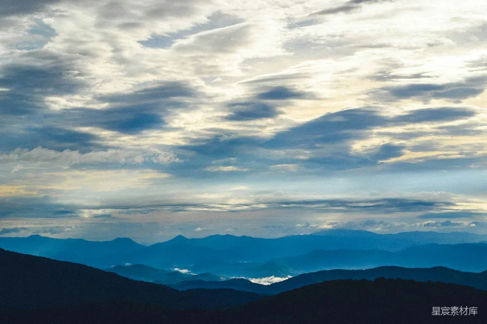 高清摄影 山影下的海云轮廓