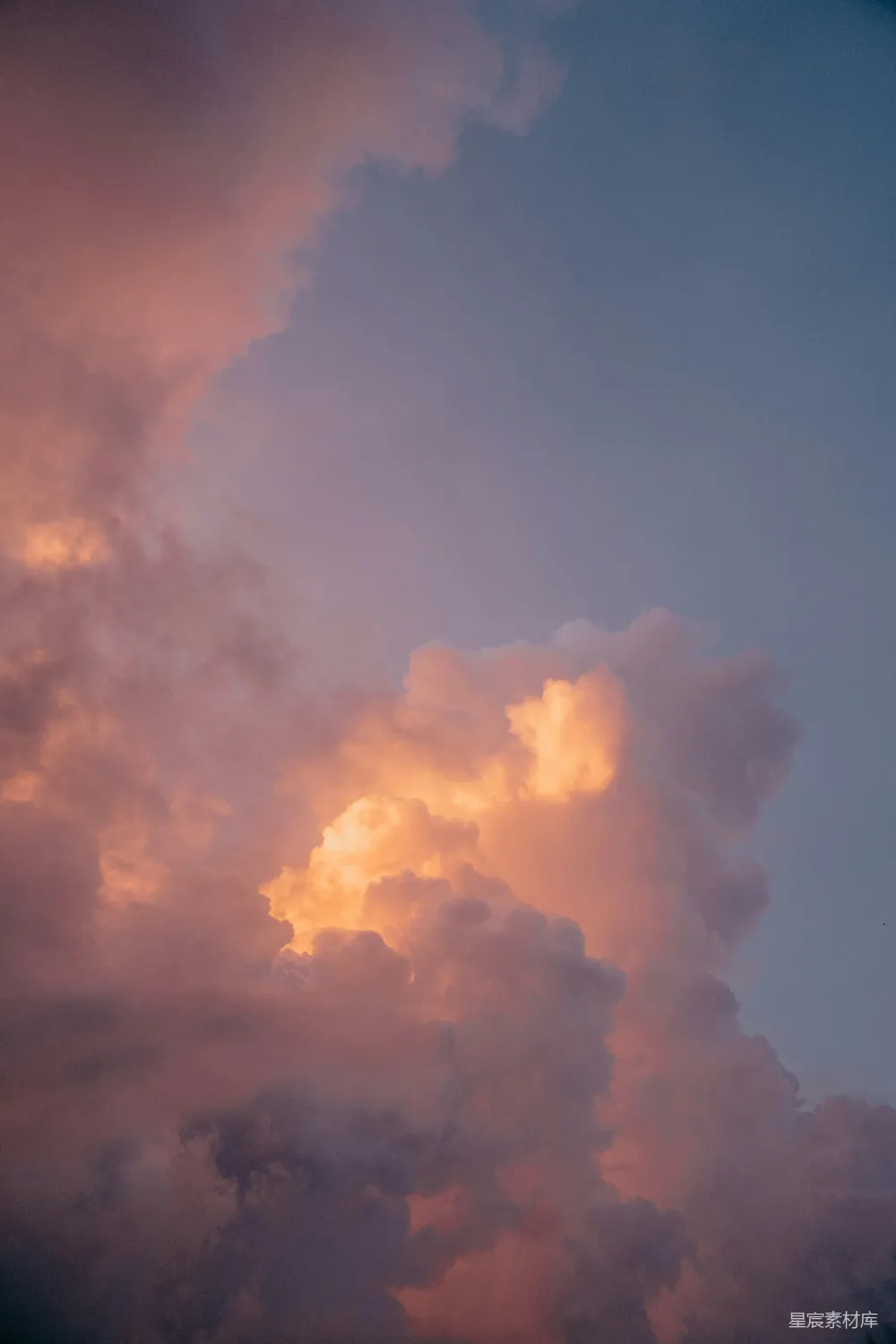 高清摄影  夕阳映照下的戏剧性云彩