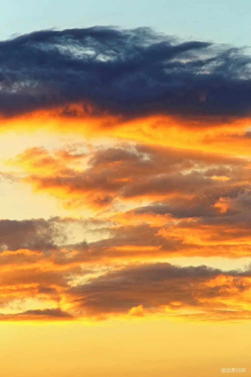高清摄影 夕阳时的橙色和灰色云朵