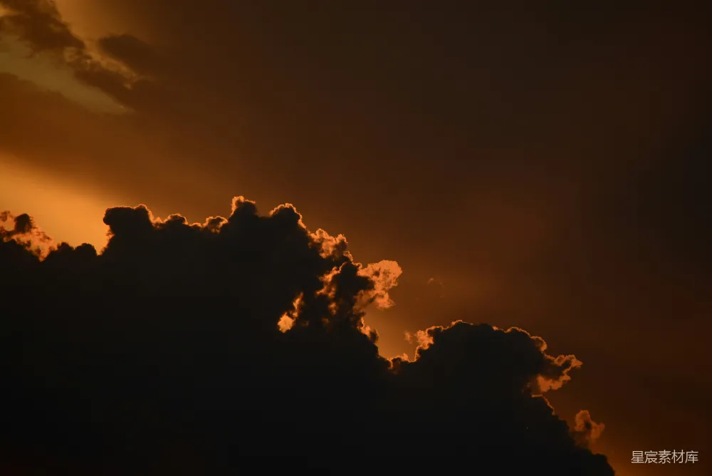 高清摄影 天边云层背后，夕阳西下