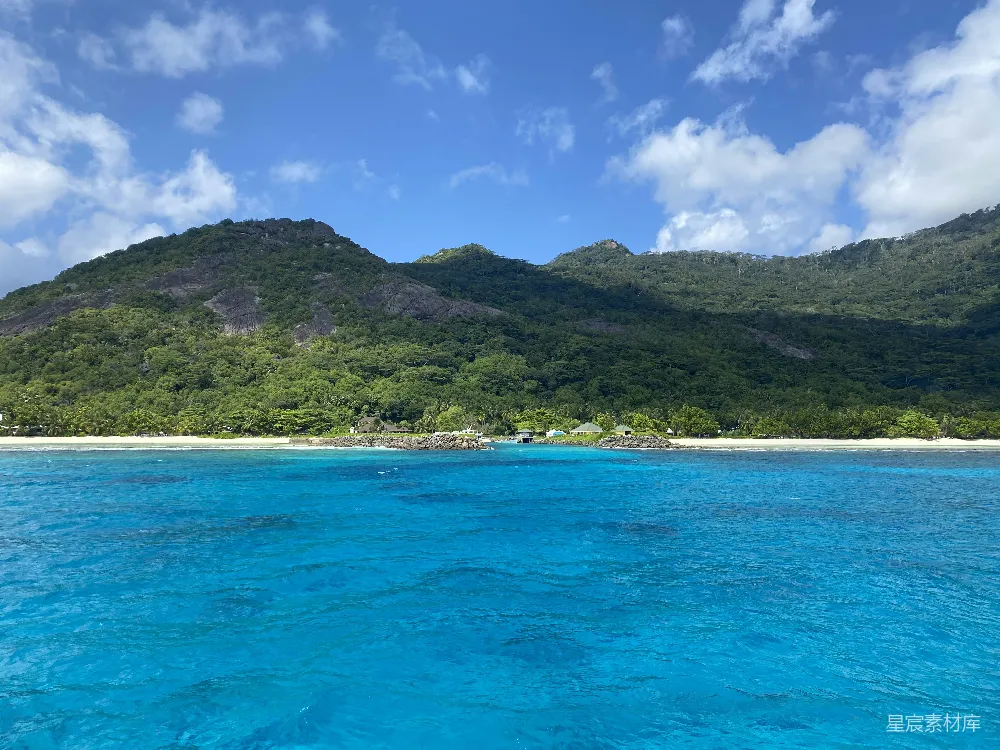 高清摄影 背景中有座山的一片水域