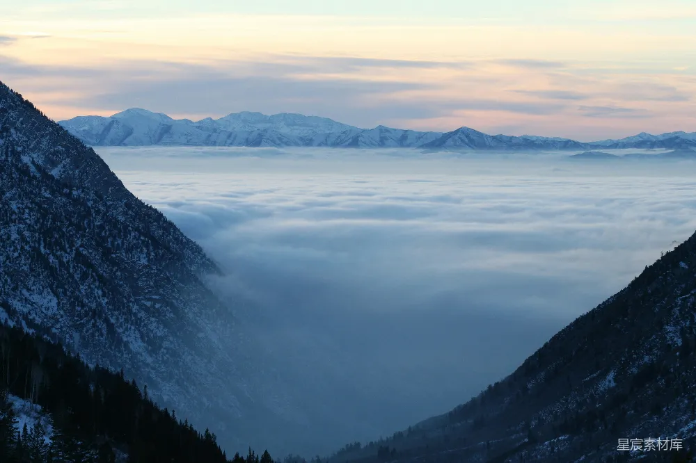 高清摄影 白天覆盖着雪的山峦