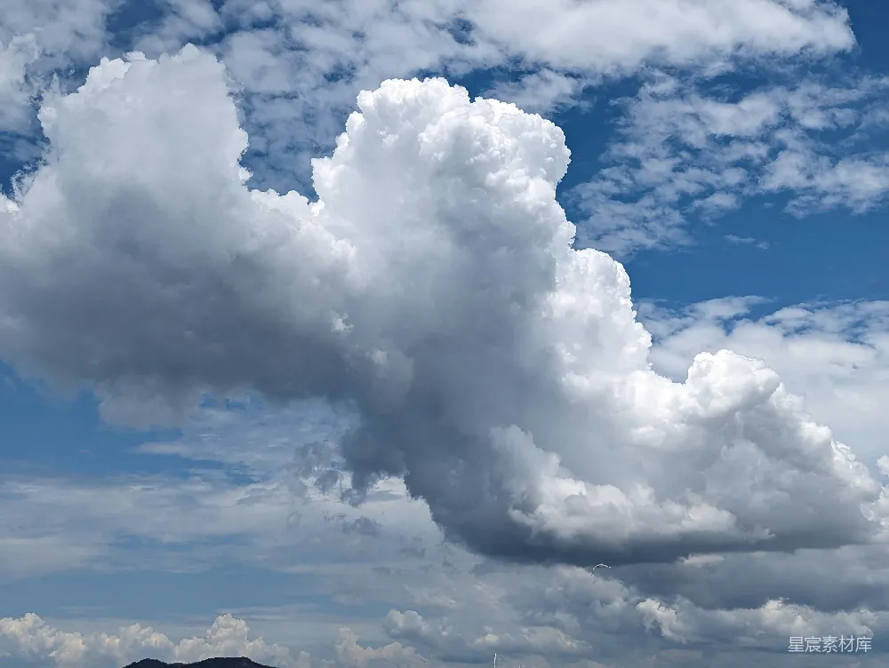 高清摄影 天空中有一大片云遮蔽着海滩。