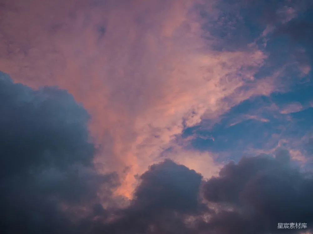 高清摄影 一架飞机在夕阳下穿过云层的天空