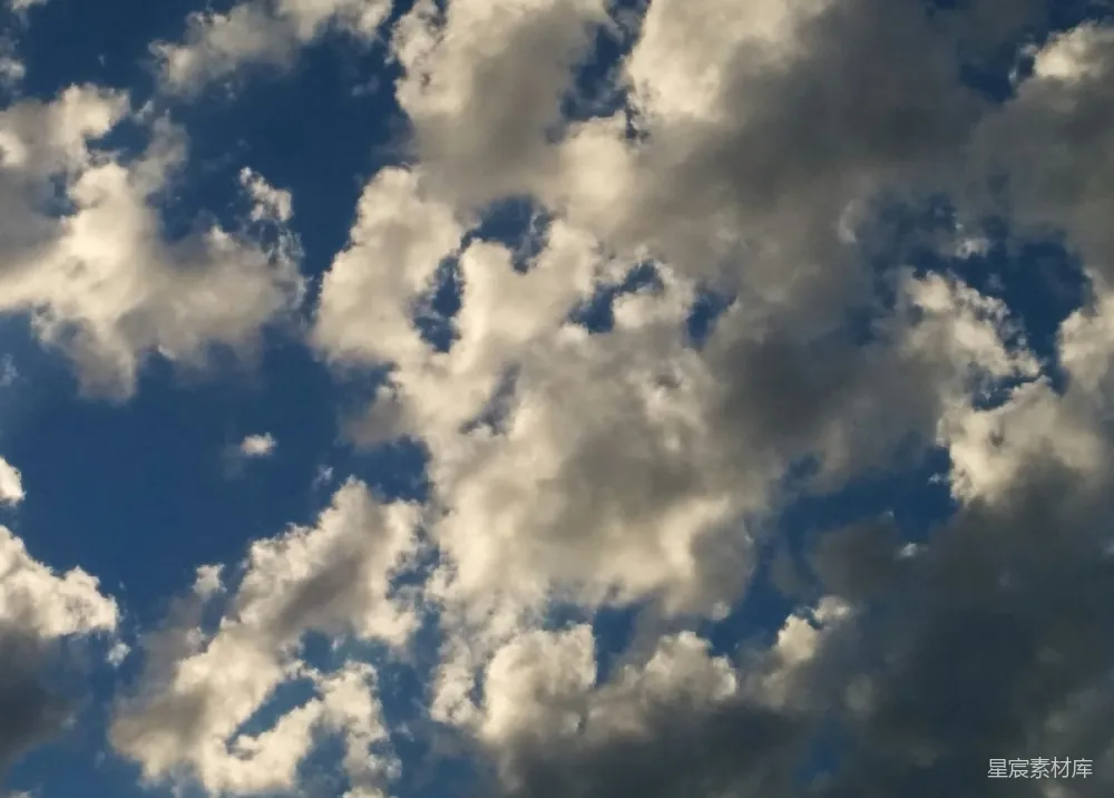 高清摄影 一架飞机穿过一片云层中的蔚蓝天空