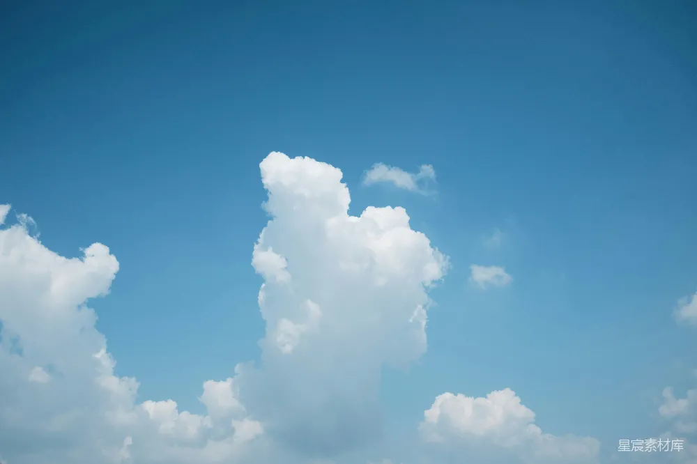 高清摄影 空中飞行的飞机，背景是白云。