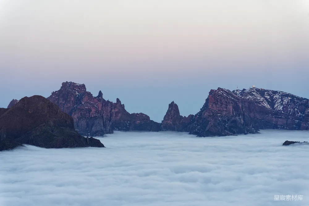 高清摄影 山峦之上云雾缭绕的一景
