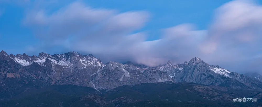 高清摄影 山被白雪和云层覆盖