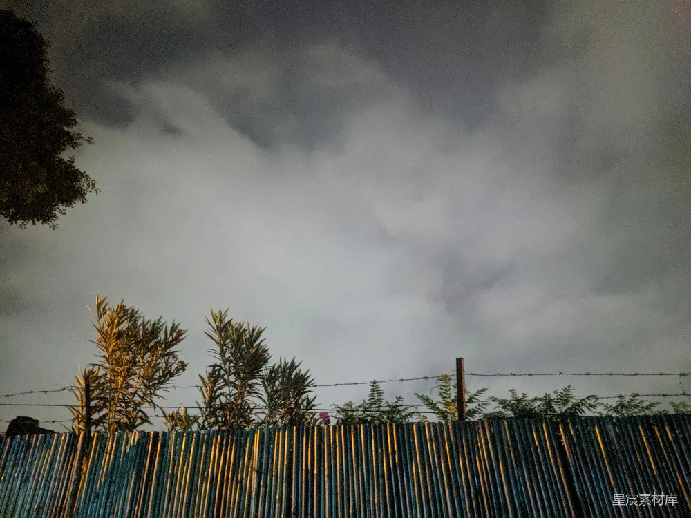 高清摄影 一道围栏，几棵树，天空中有云朵