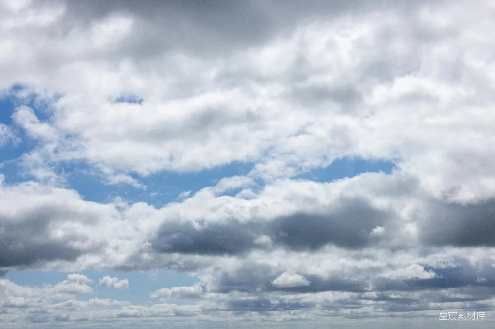 高清摄影 海滩上一个人拿着冲浪板，在阴云密布的天空下。