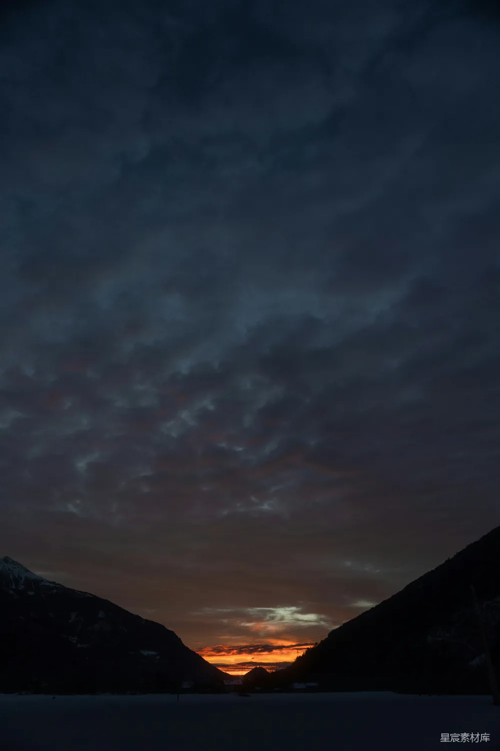 高清摄影 山峦之上夕阳西下