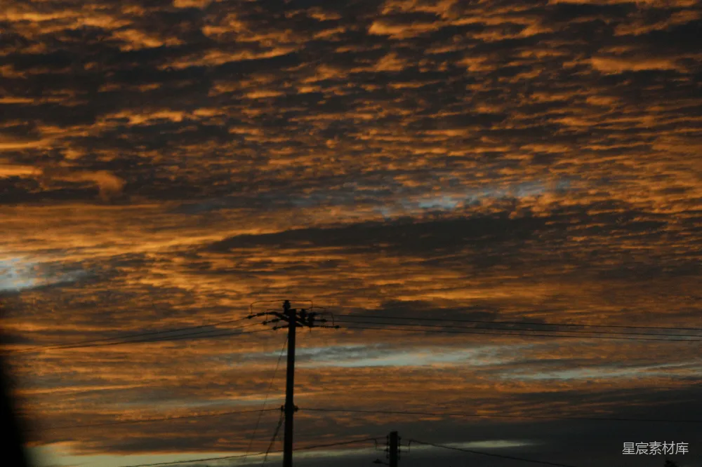 高清摄影 夕阳西下，前景有云和电话杆。