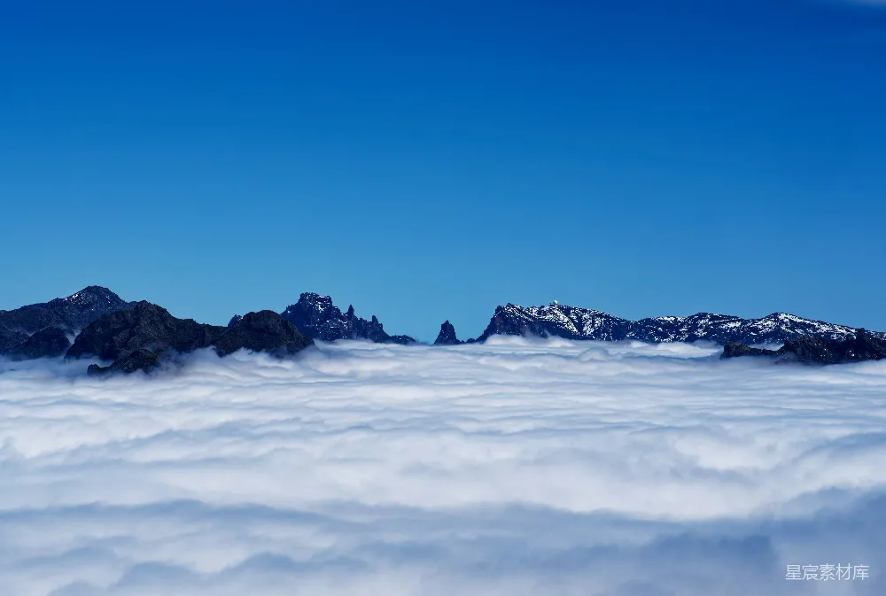 高清摄影 云端之上俯瞰的山峦美景