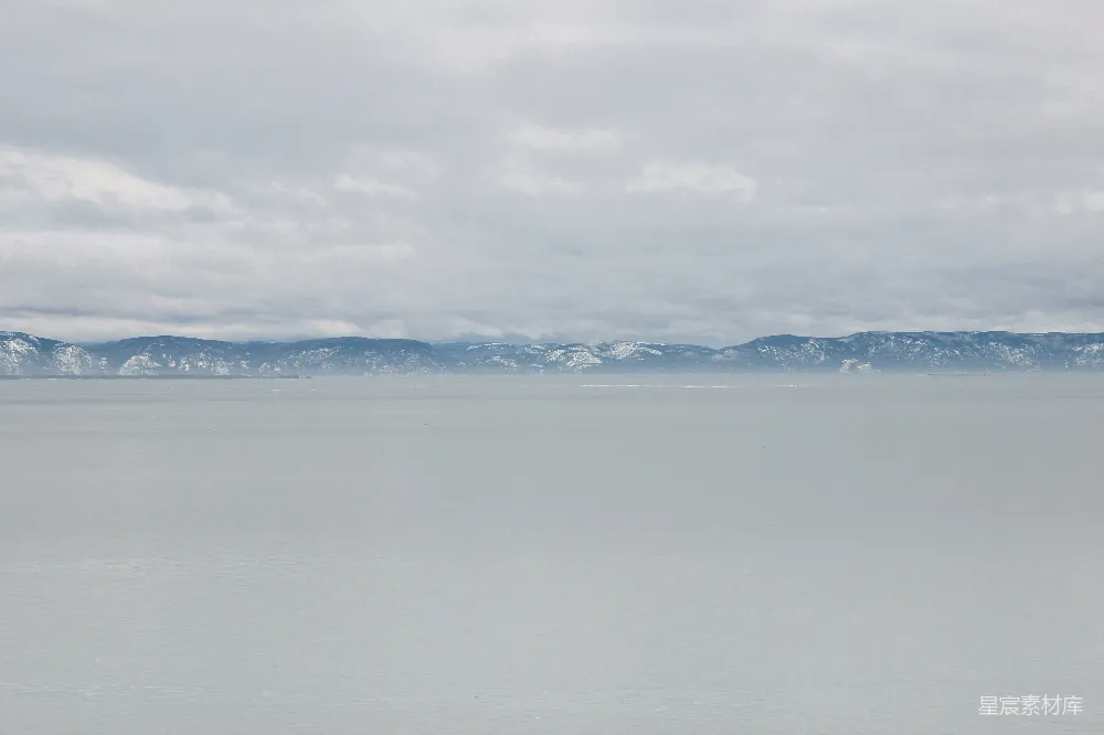 高清摄影 白天雪覆盖的山峦在阴云中