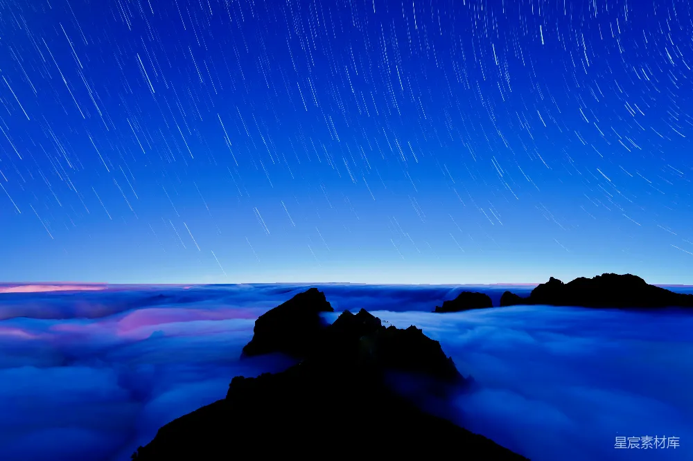 高清摄影 夜空满是星星，白云之上。