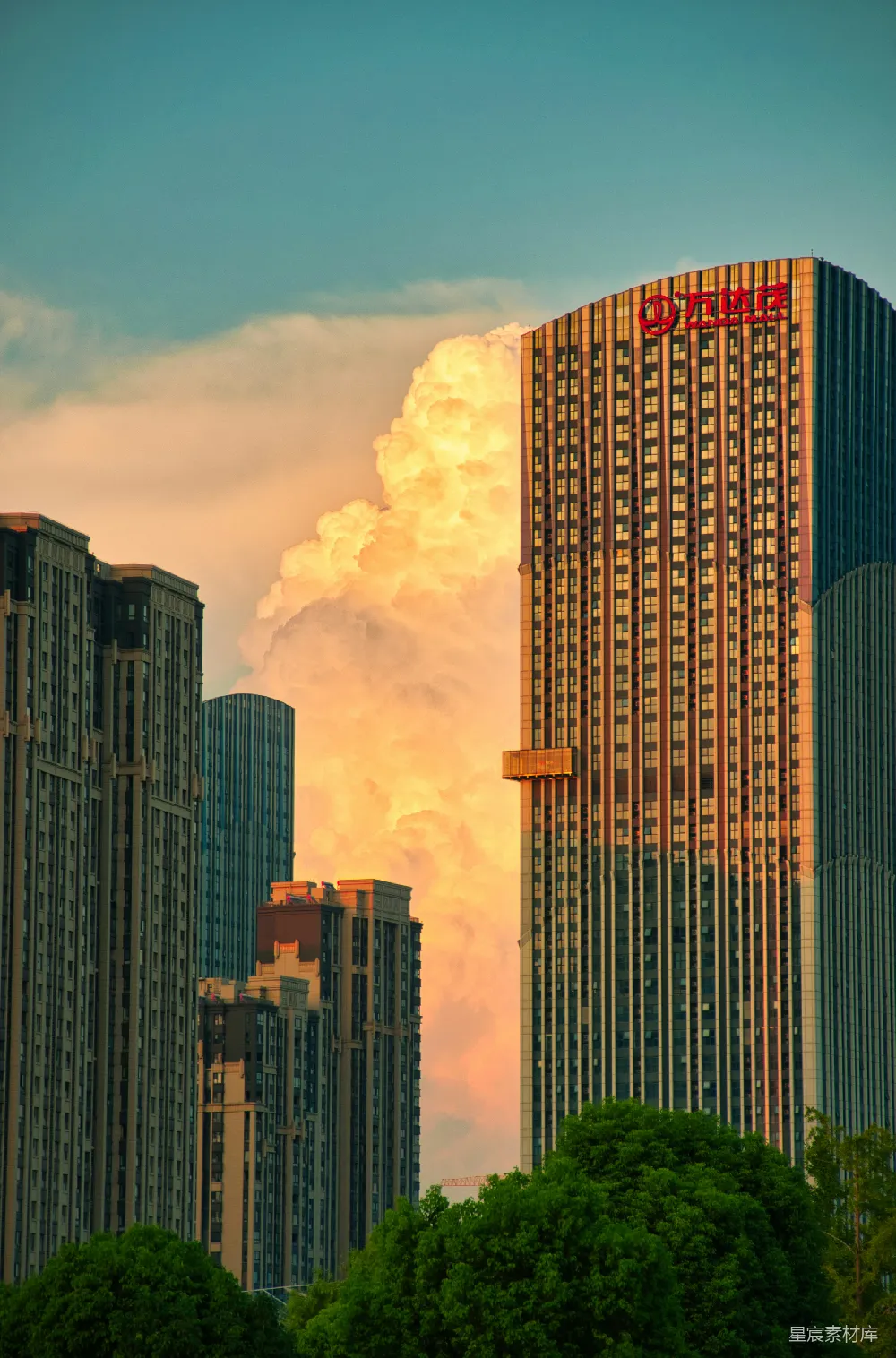 高清摄影 一栋高耸的建筑，背景中有许多云朵。