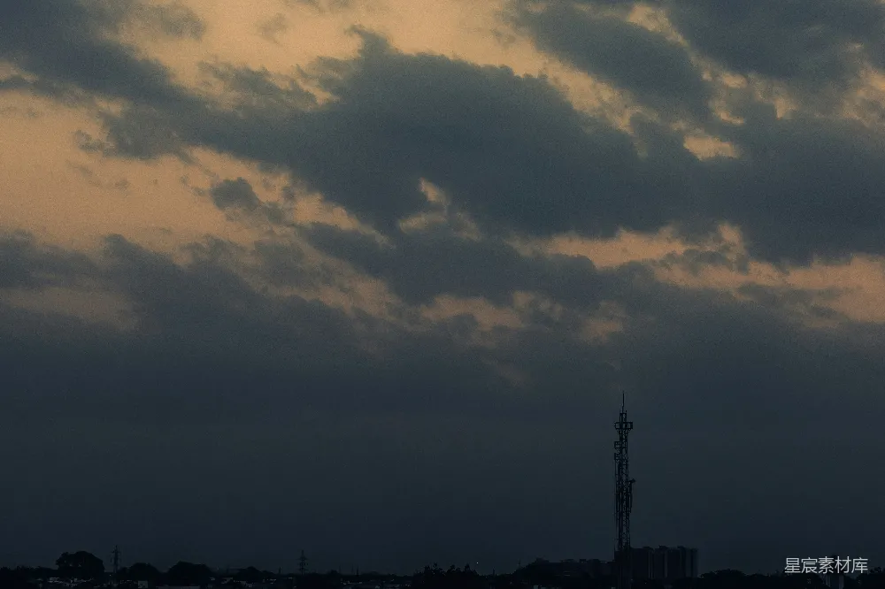 高清摄影 夕阳下云层间的建筑轮廓图象