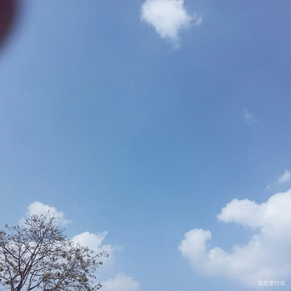 高清摄影 湛蓝的天空中点缀着几朵白云。