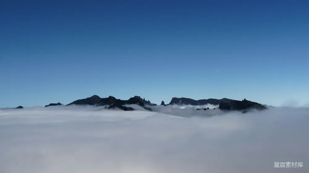 高清摄影 白天雪覆盖的山蓝天下