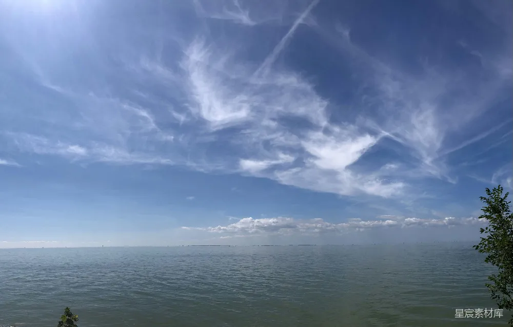 高清摄影 水面上方有一片云朵的景象