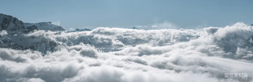 高清摄影 云层覆盖下的山脉景色