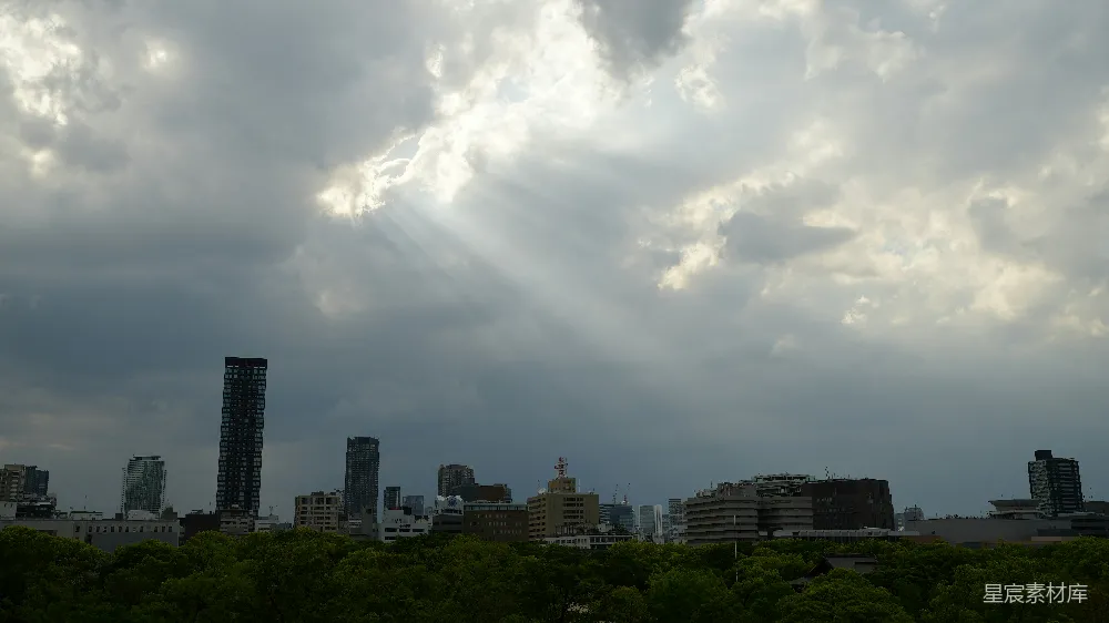 高清摄影 城市上空的阴云与建筑物和树木交织的画面