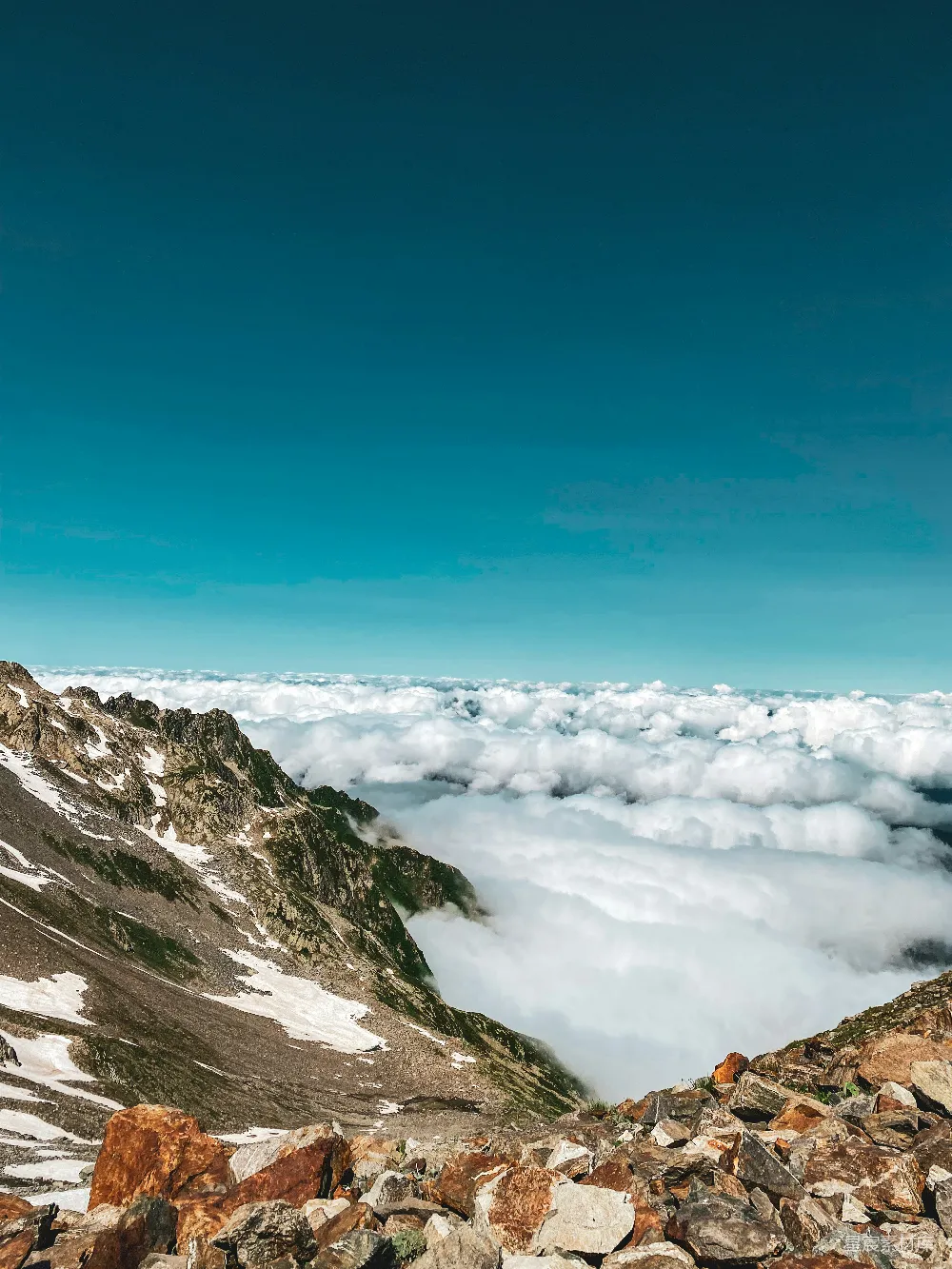 高清摄影 山巅的一角，云雾缭绕的岩石山脉美景