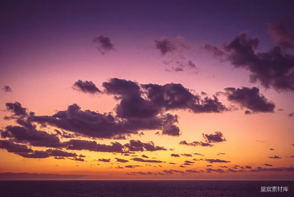 高清摄影 夕阳西下，天空中有云朵。