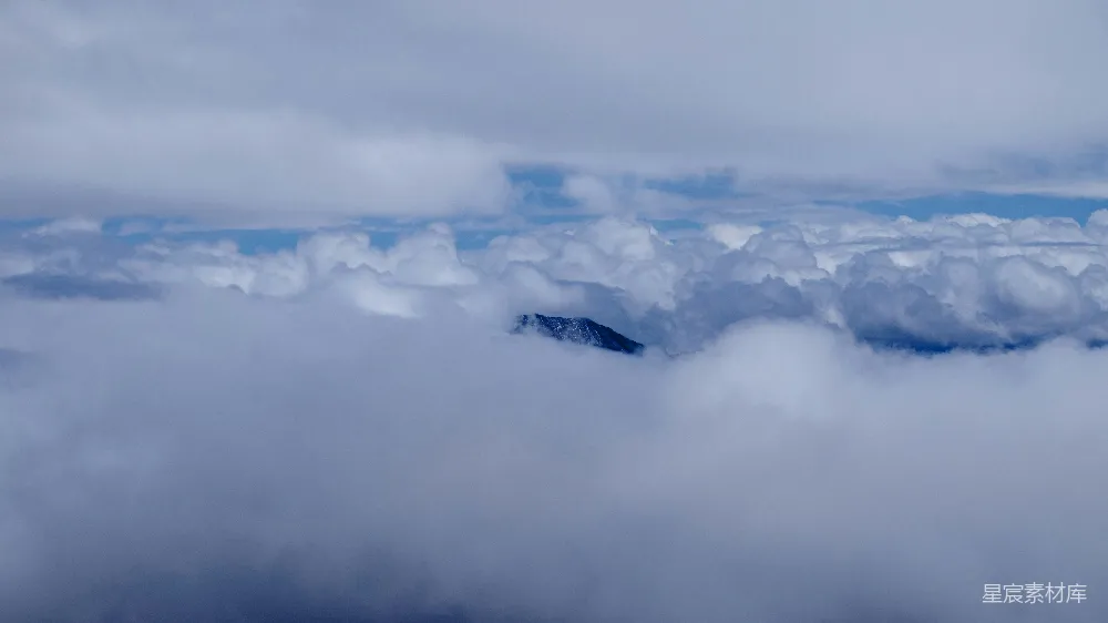高清摄影 山峰从轻柔的云雾中探出头来。