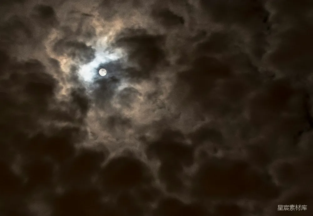 高清摄影 满月出现在阴云密布的夜空