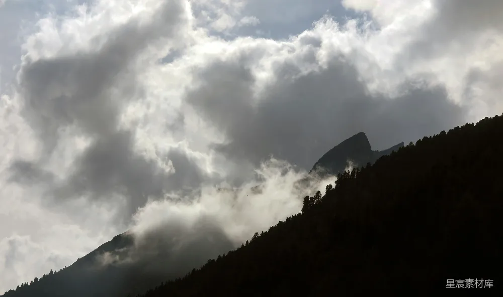 高清摄影 云中的山峦