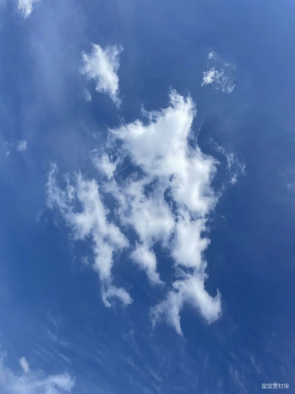 高清摄影 天空中飞行的飞机周围有很多云朵