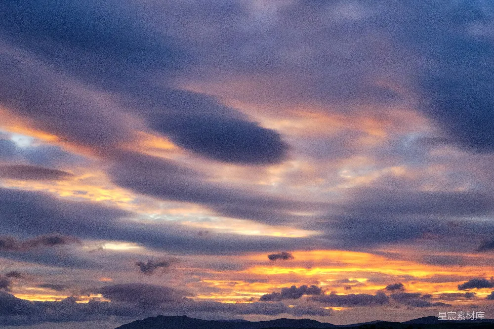 高清摄影 夕阳西下，云霞满天，山峦在背后衬托。