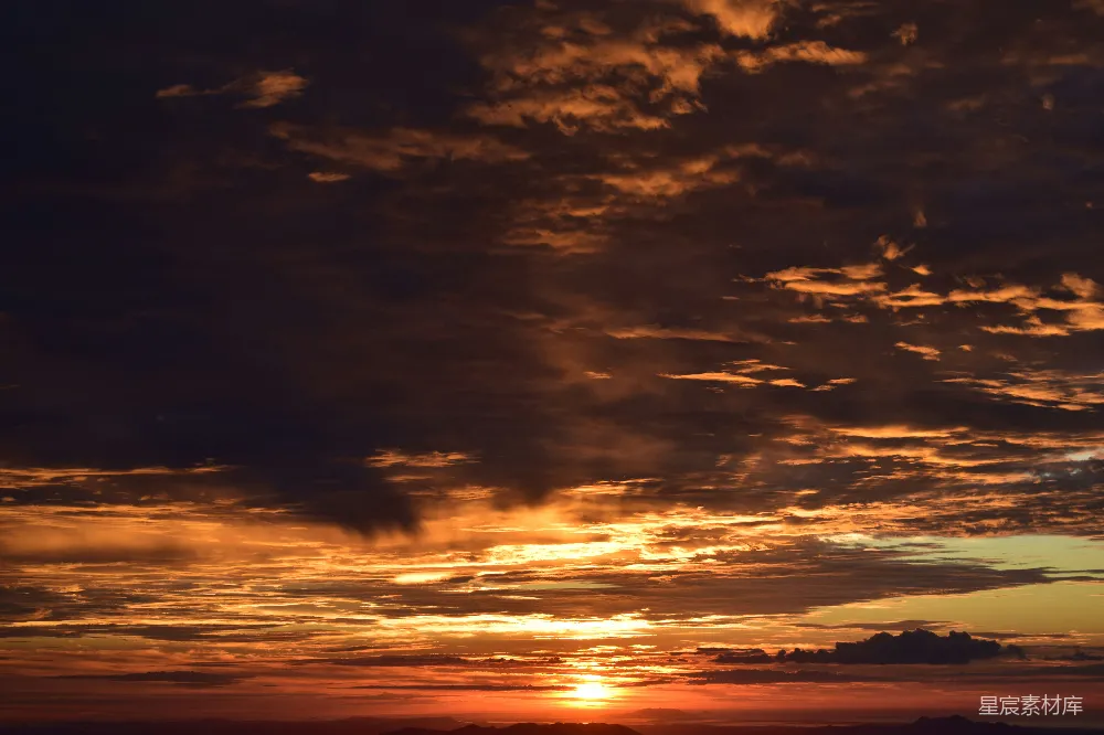 高清摄影 夕阳下的橙色云朵