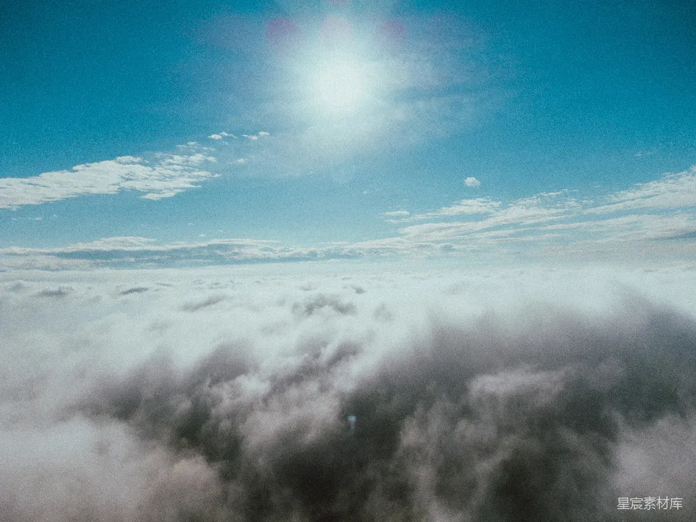 高清摄影 天空中太阳在云层之上闪耀。