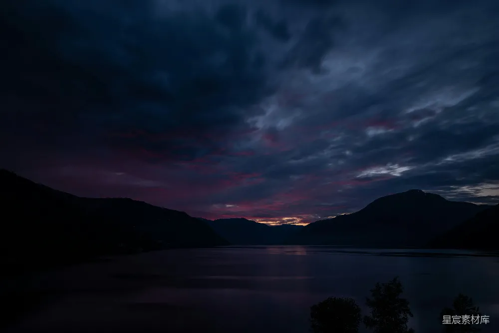 高清摄影 背景是云和山的暗夜天空
