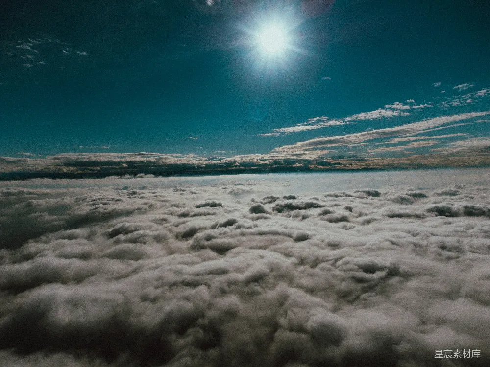 高清摄影 天空中太阳在云层之上闪耀。