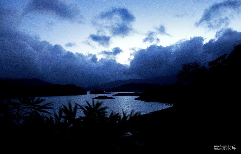 高清摄影 绿色树木近水，蓝天白云间白昼景象
