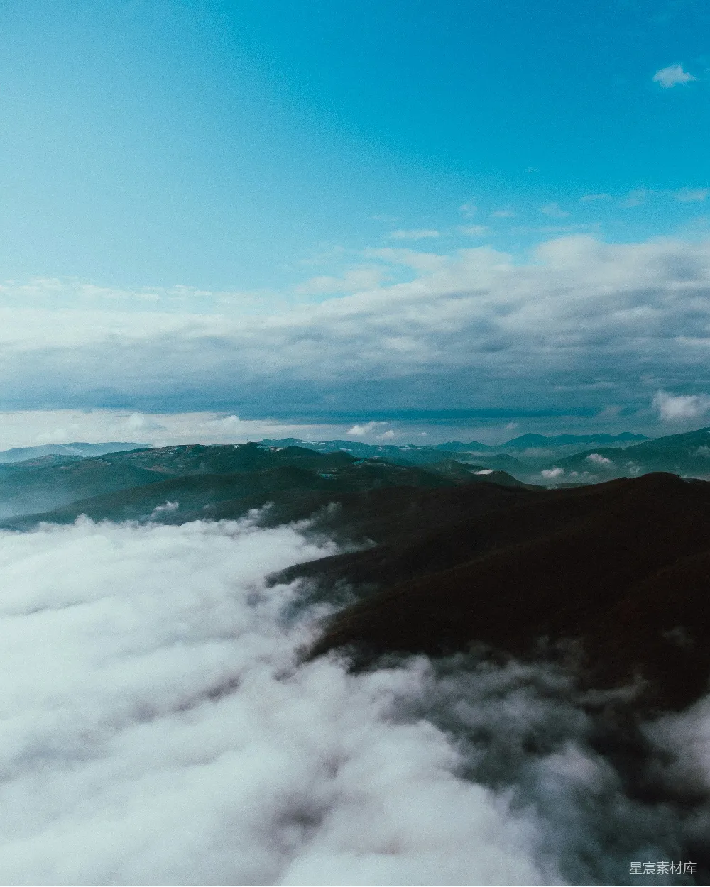 高清摄影 山顶被云层覆盖的景象