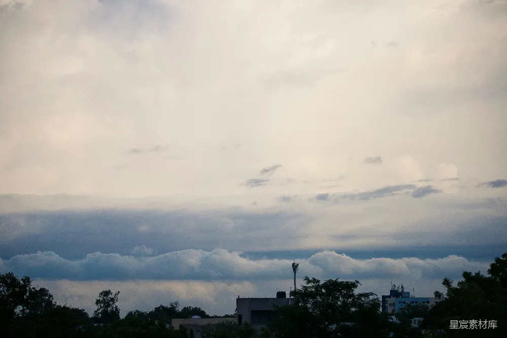 高清摄影 白天绿树下的白云