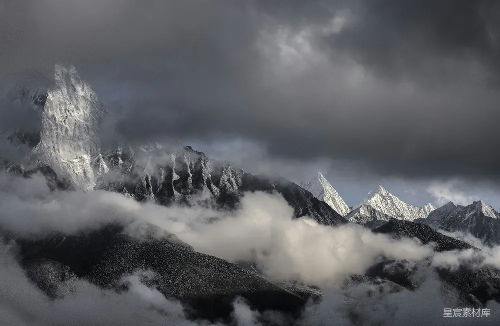 高清摄影 白雪皑皑的山峰在乌云之下