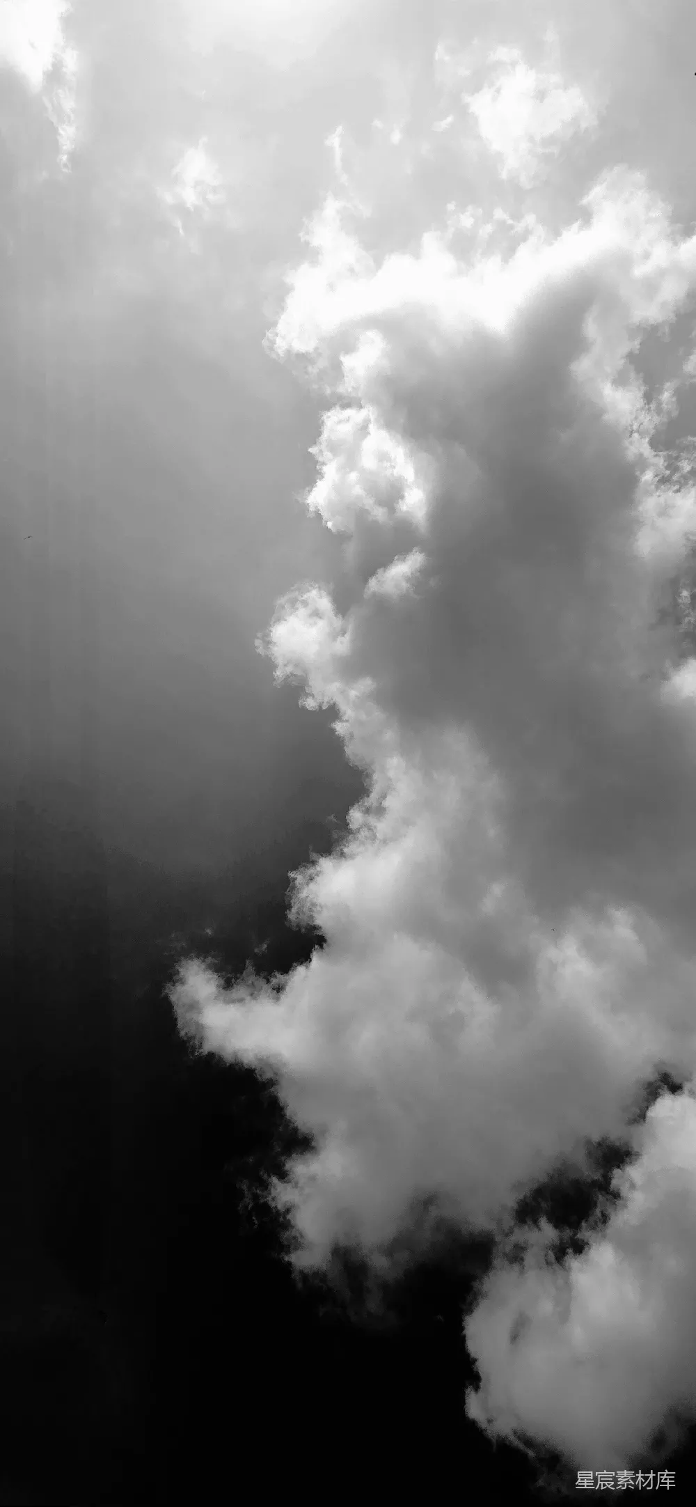 高清摄影 天空中暗沉的背景下，云层 dramatic 地翻滚着。
