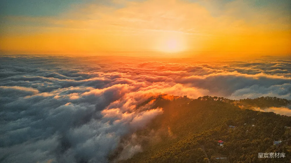 高清摄影 天边的太阳正在云层中落下