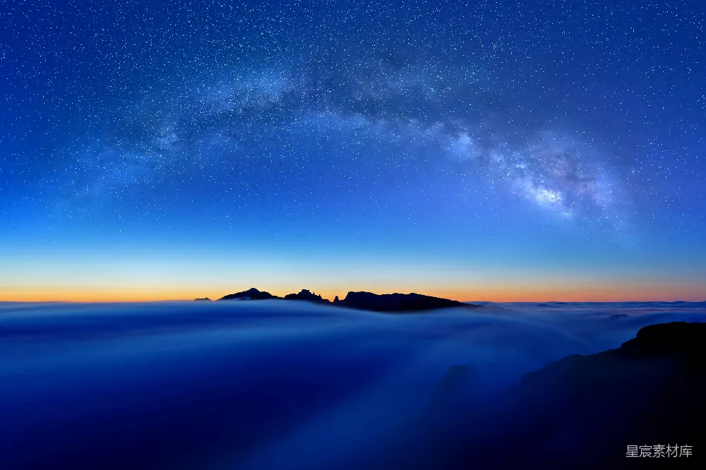 高清摄影 夜空中的景象，银河在远方闪烁。