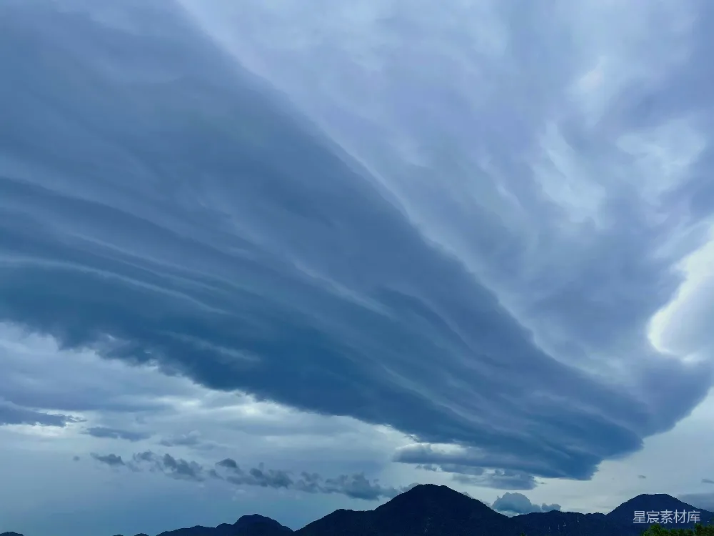 高清摄影 背景中有山的阴云密布的天空