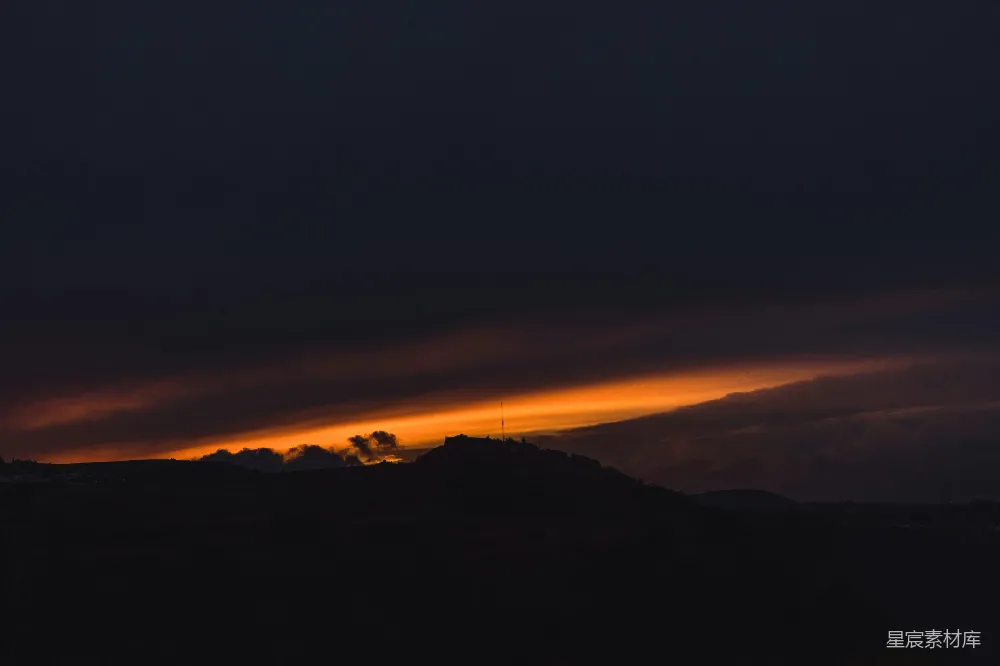 高清摄影 夕阳落下一座山头，云彩环绕。
